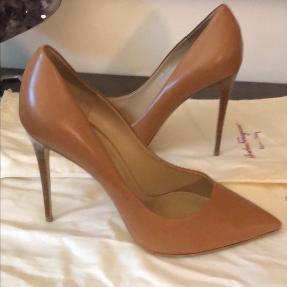 Salvatore ferragamo saddle soft pumps